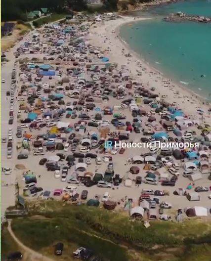 Настоящий дикий "автогород" вырос на популярном пляже в Приморье