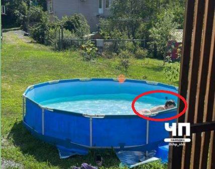 Пьяная голая женщина залезла в чужой бассейн в Находке