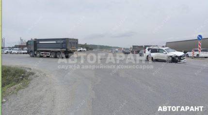 "Автомобильный бог" наказал водителя Toyota Land Cruiser Prado на строящейся трассе под Владивостоком "Автомобильный бог" наказал водителя Toyota Land Cruiser Prado на строящейся трассе под Владивостоком