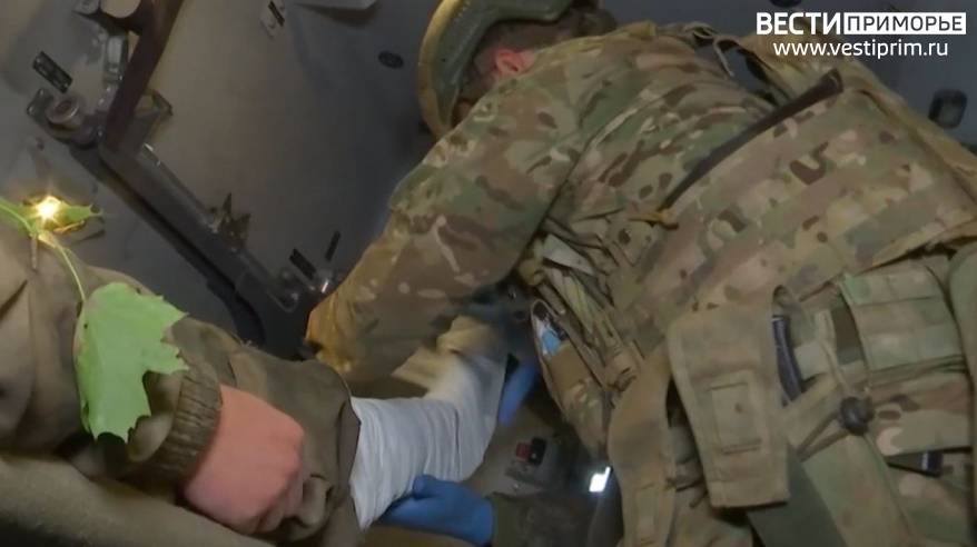Приморские военные медики спасли жизни двум десантникам на фронте