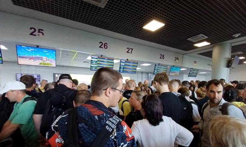 Сотни человек ожидают очереди регистрации в аэропорту Владивостока. Официальная информация
