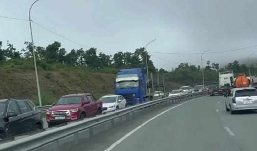 «Части авто разбросало»: огромная пробка на объездной дороге во Владивостоке «Части авто разбросало»: огромная пробка на объездной дороге во Владивостоке