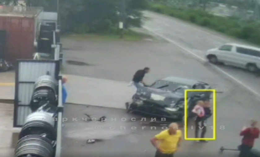 "Там ребенок": момент жесткого ДТП в Уссурийске попал на видео