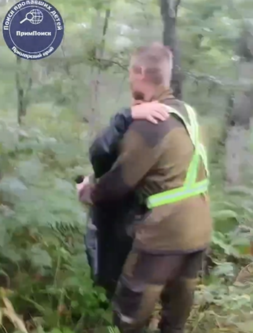 Поисковики обнаружили женщину, пропавшую в лесу в районе поселка Рыбачий