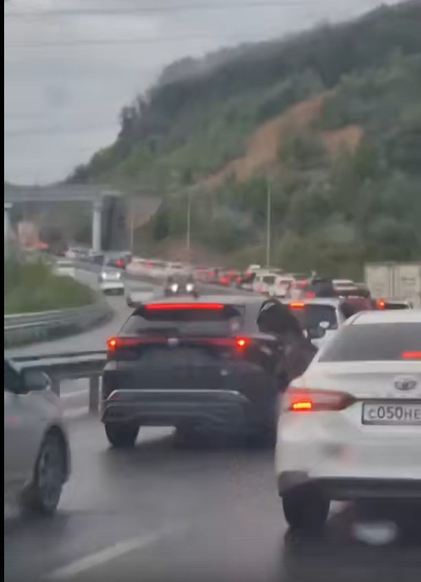 Огромная пробка на объездной трассе Седанка–Патрокл во Владивостоке