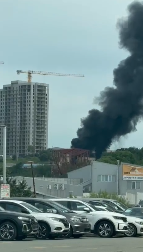 В районе улице Днепровской горят склады с автозапчастями