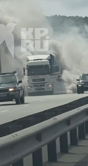 На объездной дороге Владивостока горит фура