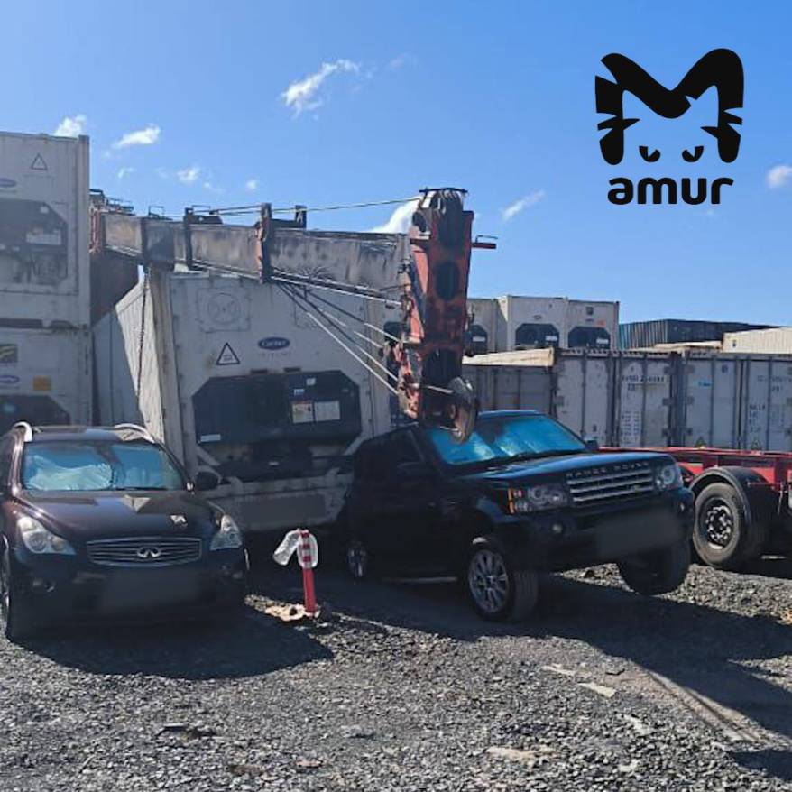 Кран упал на люксовые авто во Владивостоке Кран упал на люксовые авто во Владивостоке
