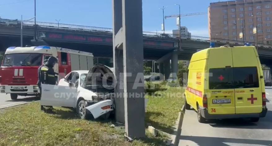 Авто влетело в опору наземного пешеходного перехода во Владивостоке