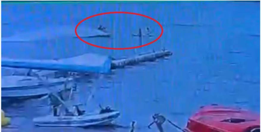 Момент наезда гидроцикла на девочек попал на камеру наружного наблюдения