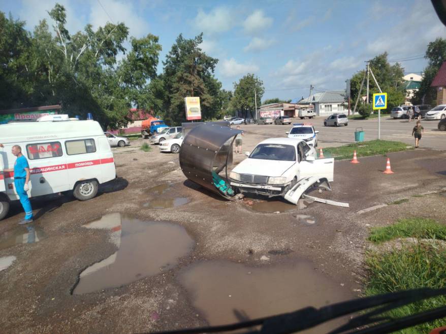 В Лесозаводске водитель влетел в лавочку, пострадала женщина В Лесозаводске водитель влетел в лавочку, пострадала женщина