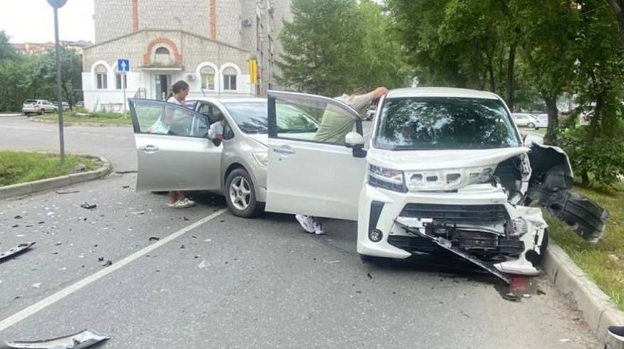 «Морды разворотило»: толпа склонилась над авто на месте ДТП в Уссурийске «Морды разворотило»: толпа склонилась над авто на месте ДТП в Уссурийске