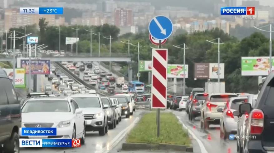 Многокилометровые пробки сковали улицы Владивостока