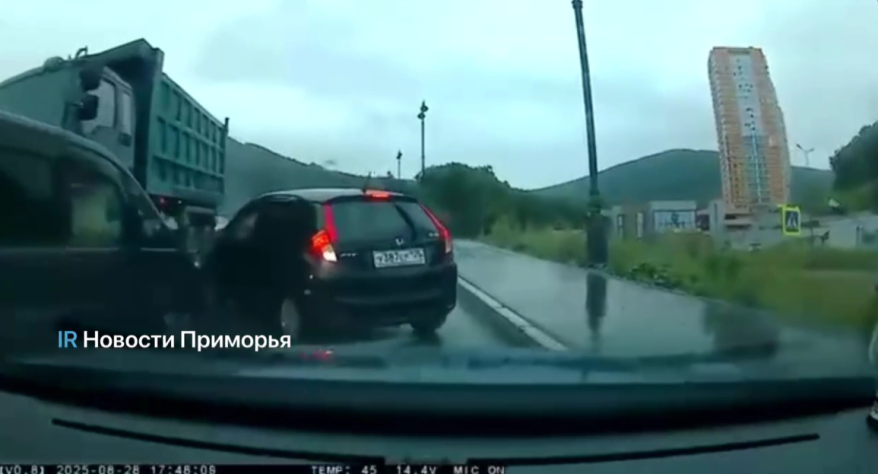 Момент массового ДТП во Владивостоке попал на видео: большегруз снес 10 машин
