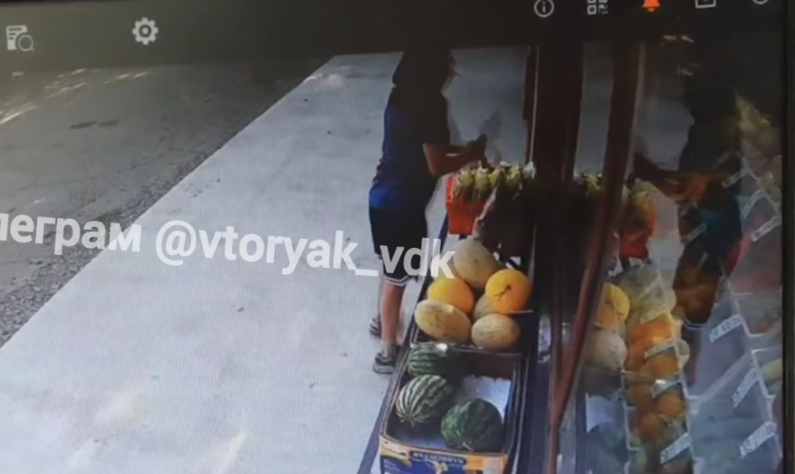 Перцовое ограбление: подростки забрали арбуз и потеряли кроссовки