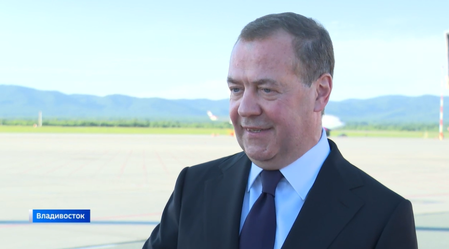 Владимир Путин наградил Дмитрия Медведева орденом "За заслуги перед Отечеством" IV степени