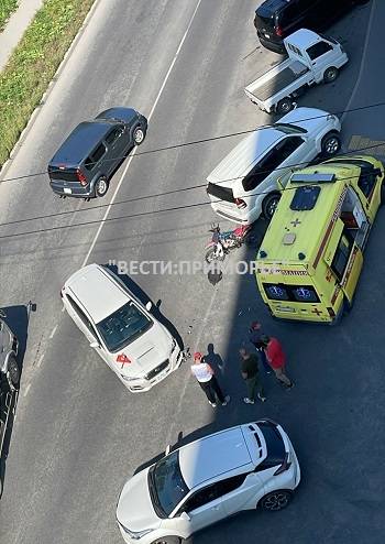 Полоса перекрыта, примчалась скорая: ДТП с мотоциклистом во Владивостоке