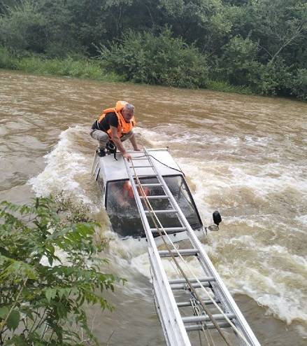 Мужчину заблокировало в автомобиле, снесенном потоком воды в Приморье