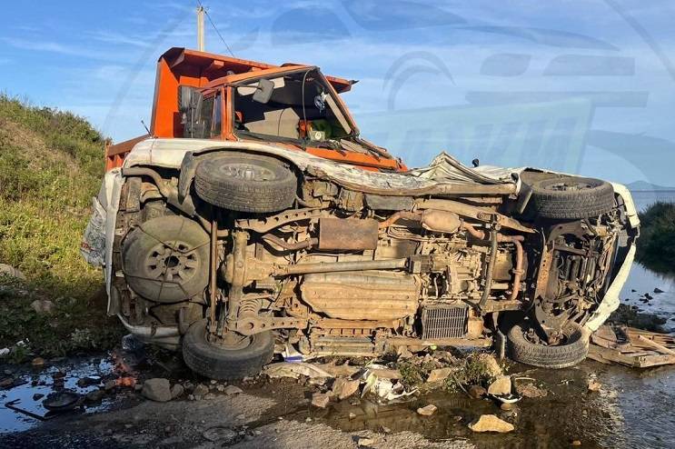 КАМАЗ раздавил Mitsubishi Delica в Приморье