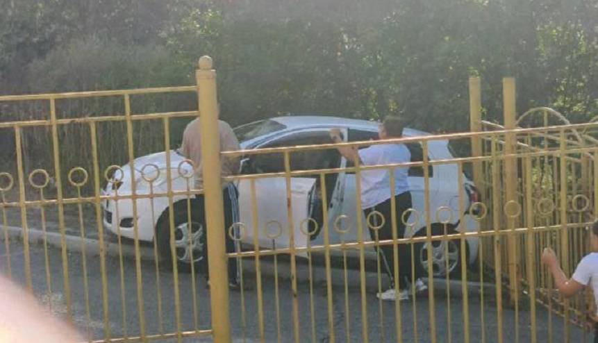 Случайно ребенок? Авто влетело в ворота школы во Владивостоке