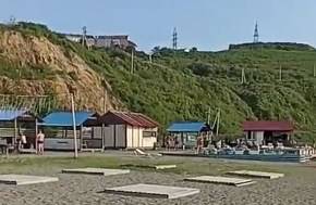 «Просрочка и мимо кассы»: сервис в кафе на пляже Эгершельда во Владивостоке шокировал посетителей