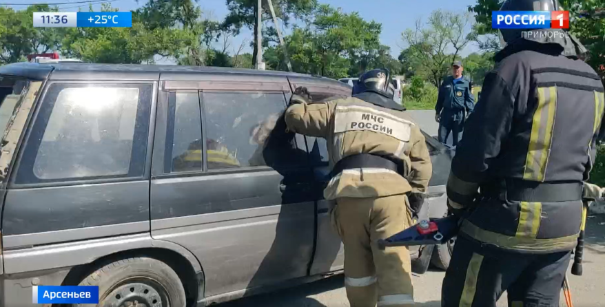 "Вырезали" из авто: спасатели деблокировали пострадавших в двух ДТП в Приморье "Вырезали" из авто: спасатели деблокировали пострадавших в двух ДТП в Приморье