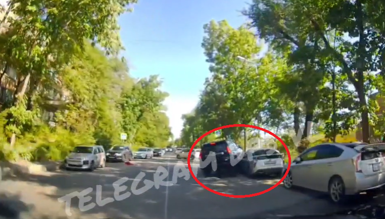 Элитный внедорожник влетел в припаркованное авто во Владивостоке