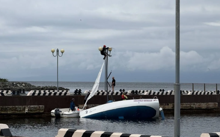 Сильный ветер опрокинул ял и повредил яхту во Владивостоке