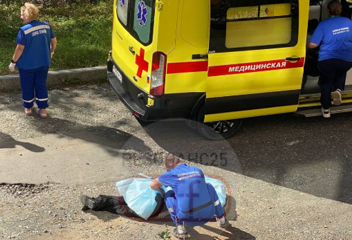 Мужчина выпал из окна многоэтажки во Владивостоке