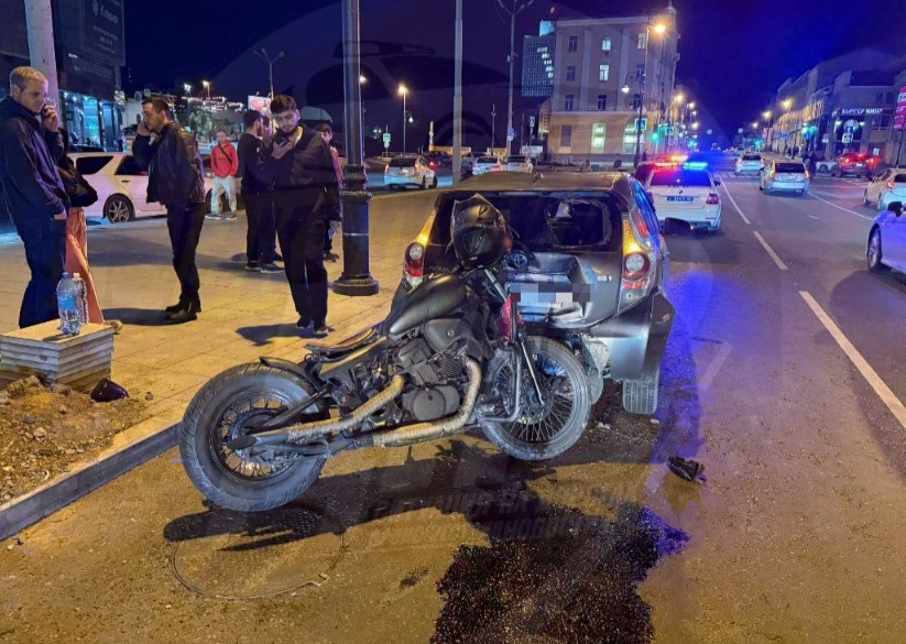 Байкер серьезно пострадал в ночном ДТП во Владивостоке