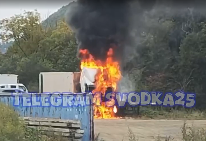 Во Владивостоке полыхает фура