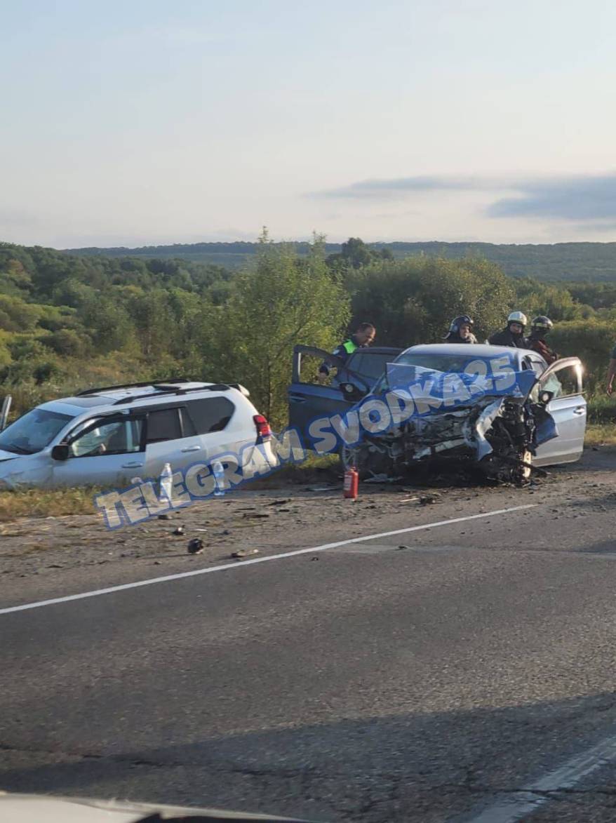Дичайшее лобовое ДТП в Приморье: людей зажало в машине - скорая на месте