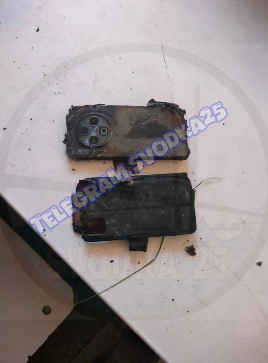 Во Владивостоке показали телефон, который взорвался в портфеле школьника