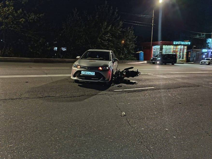 Такси попало в жесткое ДТП ночью во Владивостоке