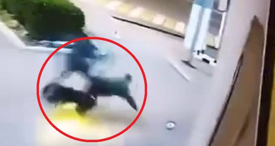 Эпическое крушение с мопеда попало на видео у крупного ТЦ во Владивостоке