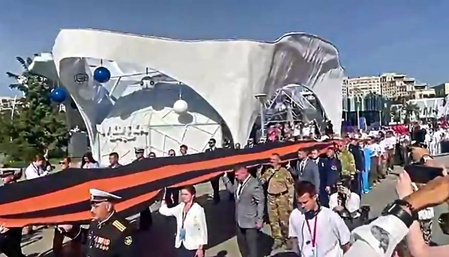 Улица Дальнего Востока на 10 ВЭФ открылась с торжественного шествия