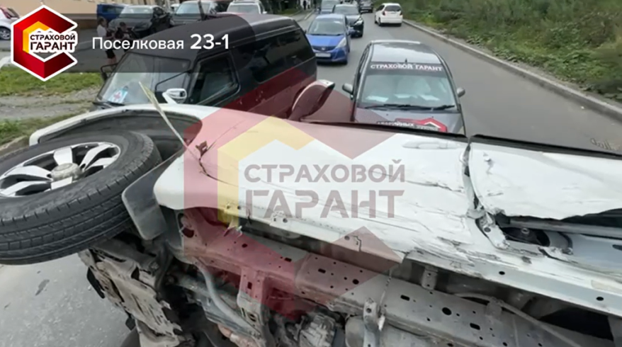Жесткое ДТП: грузовик завалил крузака во Владивостоке
