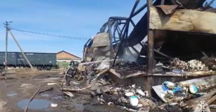 Пожарные ликвидировали возгорание склада в Уссурийске