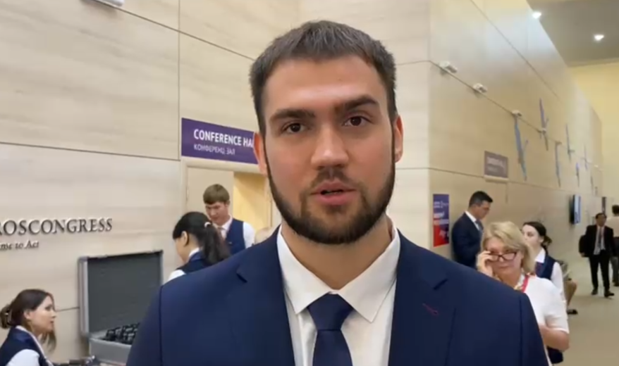 Обладатель золотой медали чемпионата мира по плаванию - 2025 Климент Колесников обратился к юным приморским спортсменам