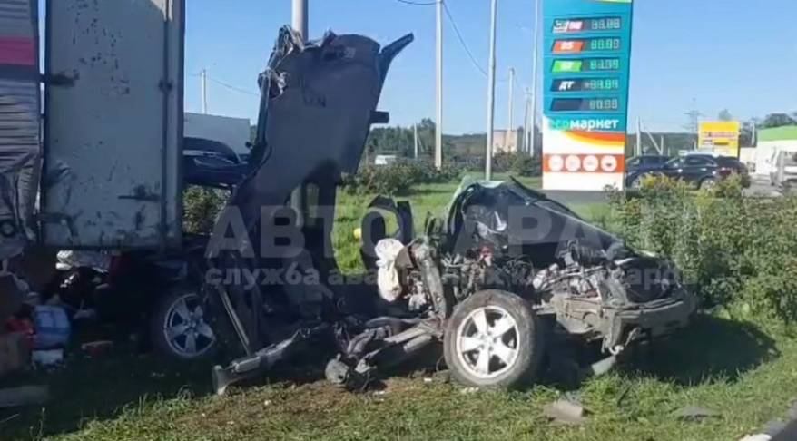 Авто всмятку: водителя «вырезали» из машины на трассе в Приморье