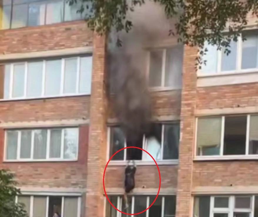 Зеваки снимали на видео, как девушка отчаянно пыталась спастись из пожара во Владивостоке
