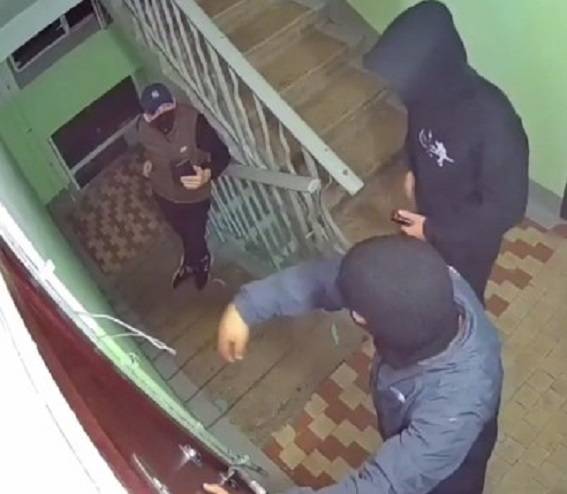 Трое неизвестных в масках ломились в квартиру жительницы Владивостока Трое неизвестных в масках ломились в квартиру жительницы Владивостока