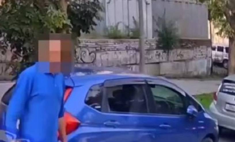 Врач поднял авто руками, чтобы освободить проезд скорой на дороге Владивостока