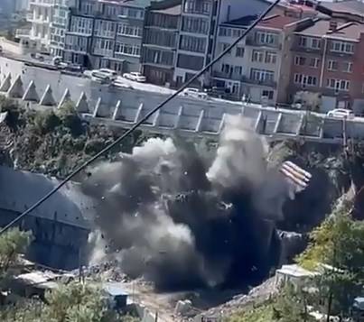 «Бахнуло, что-то пошло не так»: камни летели в авто при подрыве на стройке во Владивостоке
