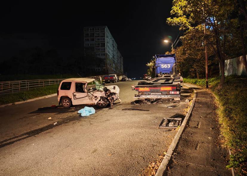 Во Владивостоке Mitsubishi Pajero iO врезался в припаркованный тягач - водитель погиб