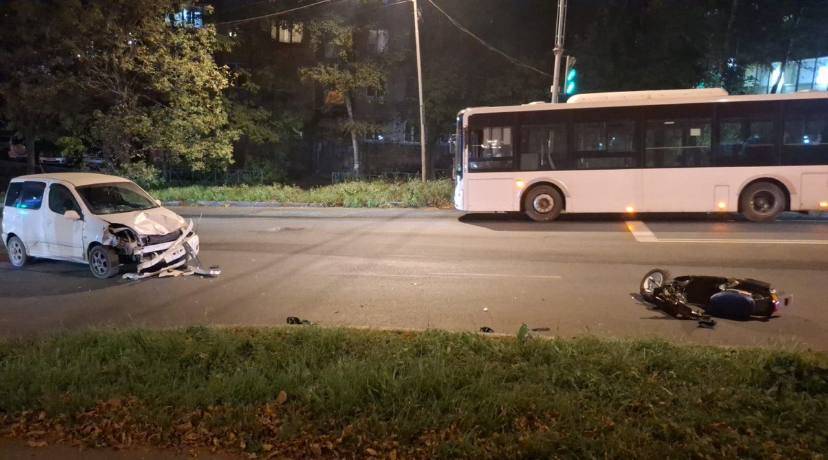 Одного увезли на скорой: мопедист протаранил автомобиль во Владивостоке