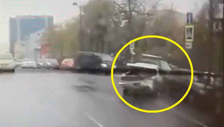 «Бах, и шесть авто разбиты»: видео момента столкновения на дороге Владивостока