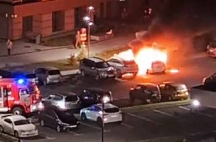Люди выбежали в панике: авто сгорели на стояке у дома во Владивостоке