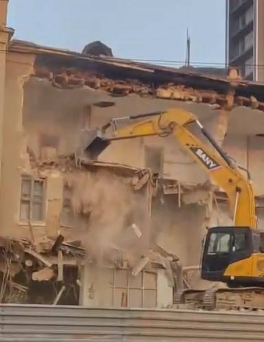 Горожане выстраиваются версии, что построят на месте «уродливого» здания в Артеме Горожане выстраиваются версии, что построят на месте «уродливого» здания в Артеме