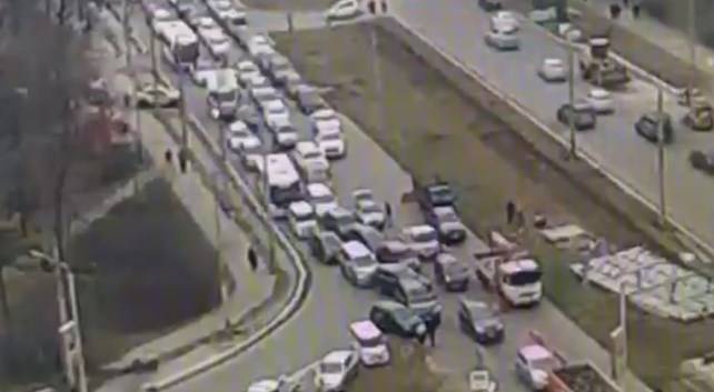 Планируйте маршрут: два ДТП сковали движение трафиковой дороги Владивостока Планируйте маршрут: два ДТП сковали движение трафиковой дороги Владивостока